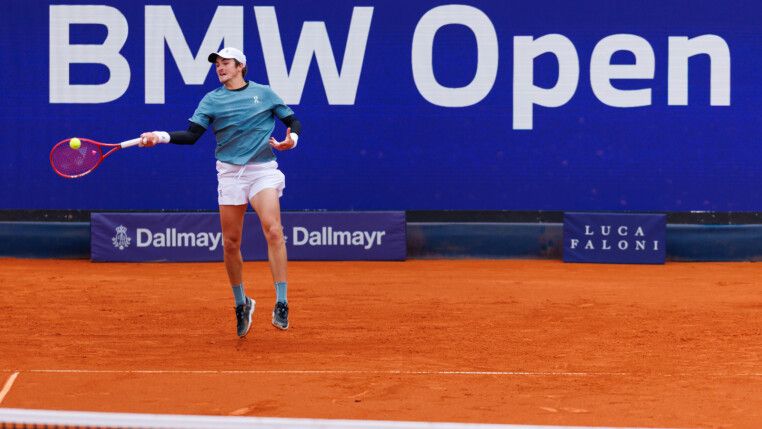 Fonseca rebate bola durante jogo em Munique