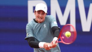 João Fonseca rebate a bola durante jogo em Munique