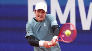 João Fonseca rebate a bola durante jogo em Munique