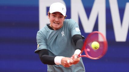 João Fonseca rebate a bola durante jogo em Munique