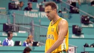 Oscar Schmidt veste a camisa da seleção brasileira durante jogo