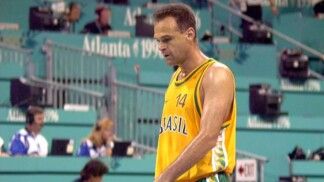 Oscar Schmidt veste a camisa da seleção brasileira durante jogo