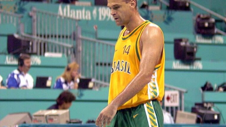 Oscar Schmidt veste a camisa da seleção brasileira durante jogo