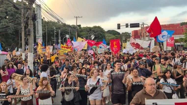 Greve da USP na rua | Por Diretório Central dos Estudantes da USP no Instagram (@dceusp)
