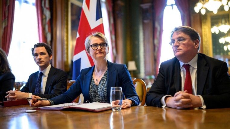 Ministra britânica das Relações Exteriores, Yvette Cooper, fala durante uma cúpula virtual (Foto: Leon Neal/Pool via Reuters)
