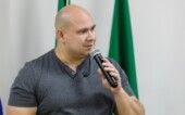 O prefeito Abillio Brunini fala ao microfone