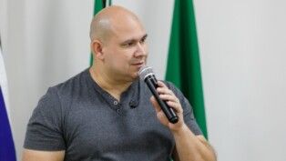 O prefeito Abillio Brunini fala ao microfone