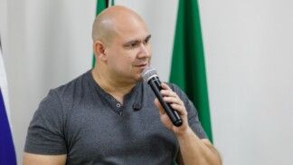 O prefeito Abillio Brunini fala ao microfone