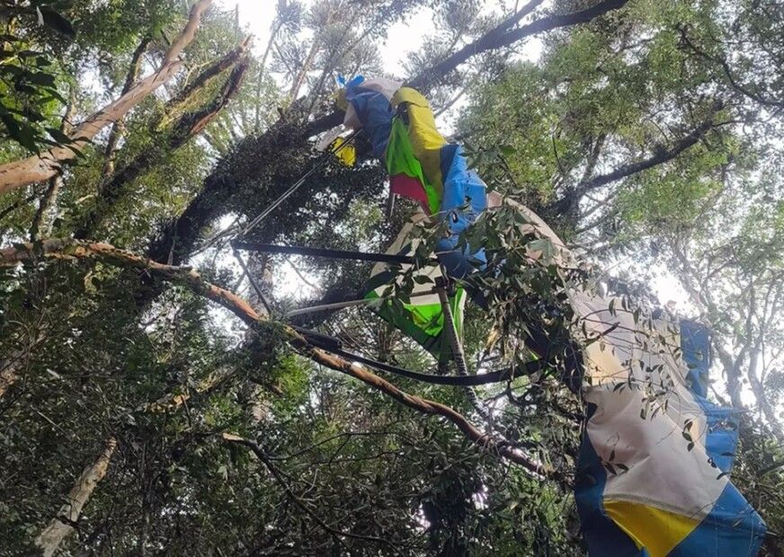 Destroços de um ultraleve pendurados na copa de árvores