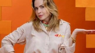 Ana Paula usando um macacão rosa.