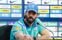 Goleiros Alisson fala ao microfone durante entrevista coletiva