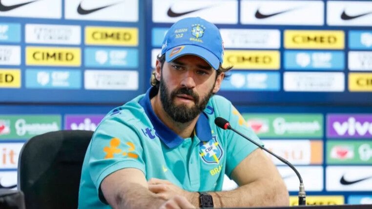 Alisson fala ao microfone durante entrevista coletiva