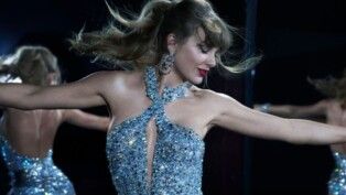 Mulher loira com roupa brilhante.