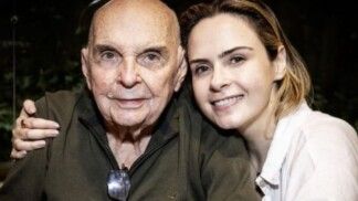 Ana Paula e seu pai, Gerardo, abraçados em foto sorrindo