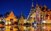 Templo de Wat Phra Singh à noite em Chiang Mai, Tailândia