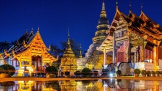 Templo de Wat Phra Singh à noite em Chiang Mai, Tailândia