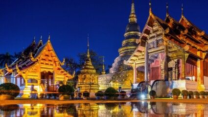 Templo de Wat Phra Singh à noite em Chiang Mai, Tailândia
