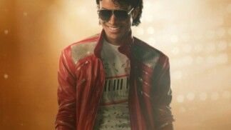 Homem usando óculos de sol e jaqueta vermelha.