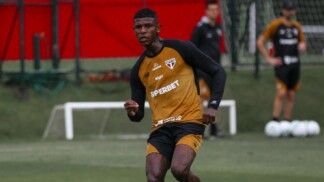 Arboleda em treino do São Paulo