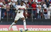 Arboleda com a bola dominada em jogo do São Paulo no Morumbi