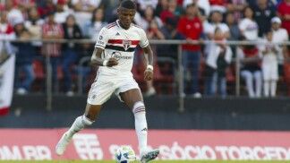Arboleda com a bola dominada em jogo do São Paulo no Morumbi