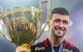 Arrascaeta com uniforme do Flamengo e taça.