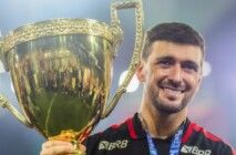 Arrascaeta com uniforme do Flamengo e taça.