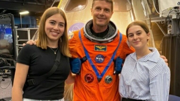astronauta-e-suas-filhas