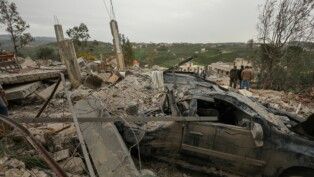 Um carro destruído em meio aos escombros de uma casa atingida por um ataque israelense, em meio à escalada das hostilidades entre Israel e o Hezbollah, enquanto o conflito entre Estados Unidos e Irã continua, em Houmine El Tahta, no Líbano
