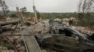 Um carro destruído em meio aos escombros de uma casa atingida por um ataque israelense, em meio à escalada das hostilidades entre Israel e o Hezbollah, enquanto o conflito entre Estados Unidos e Irã continua, em Houmine El Tahta, no Líbano