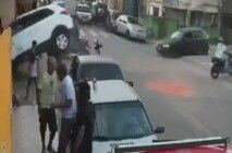 Carro branco desgovernado bate contra parede