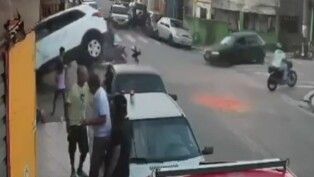 Carro branco desgovernado bate contra parede