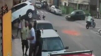 Carro branco desgovernado bate contra parede