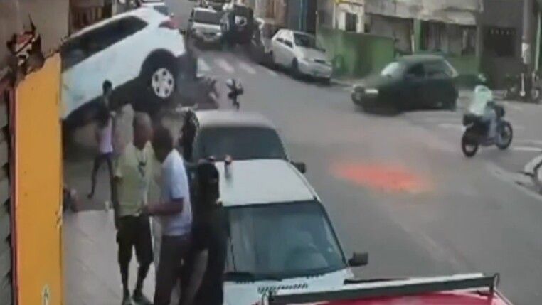 Carro branco desgovernado bate contra parede