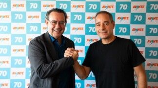 Augusto Cury cumprimenta deputado do partido Avante