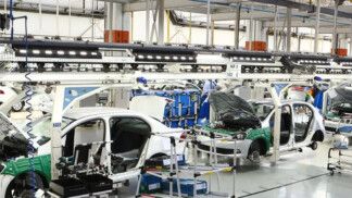 Carros em produção numa fábrica