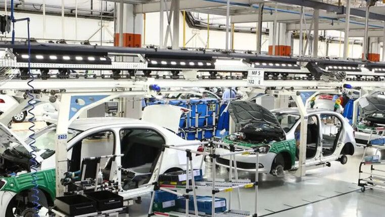 Carros em produção numa fábrica
