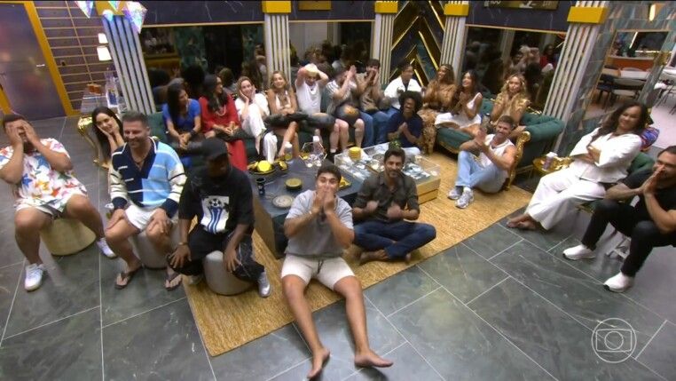 Elenco do BBB 26 reunido na sala no primeiro dia de confinamento