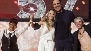 Na foto estão Milena, Ana Paula, Tadeu e Juliano. Eles estão no pódio.