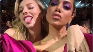 Esther Espósito abraça Anitta