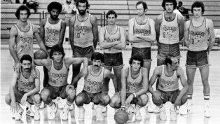 O time brasileiro de basquete masculino, que disputou os Jogos Pan-americanos de 1979, realizados em San Juan; Oscar Schmidt é o segundo agachado da esquerda para a direita