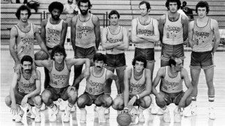 O time brasileiro de basquete masculino, que disputou os Jogos Pan-americanos de 1979, realizados em San Juan; Oscar Schmidt é o segundo agachado da esquerda para a direita