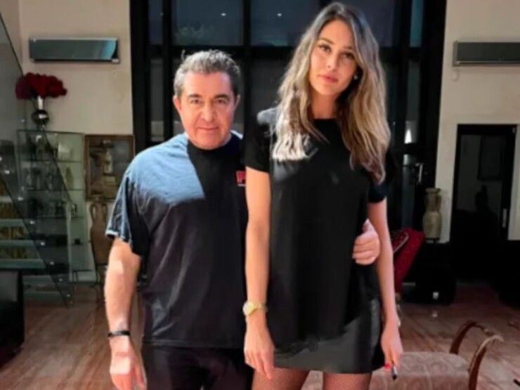 Na foto há um homem de cabelo preto e uma mulher loira.