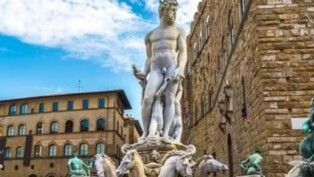 Na foto há um monumento do deus do mar romano, Netuno.