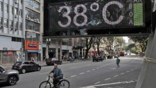 Pessoas na rua durante forte onda de calor.
