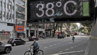 Pessoas na rua durante forte onda de calor.
