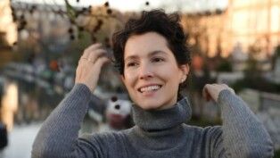 Durante entrevista, Cecilia Malan revela o motivo de não voltar ao Brasil