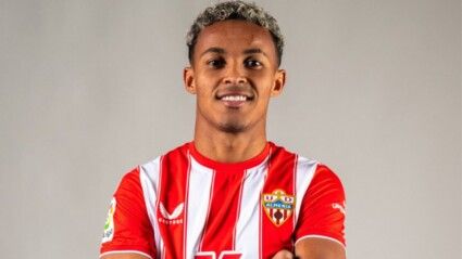 Lázaro foi comprado pelo Almería em 2022, mas o Flamengo alega não ter recebido pelo negócio