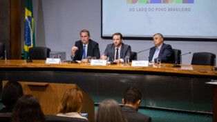 Ministros Dario Durigan, Bruno Moretti e José Guimarães concedem entrevista coletiva