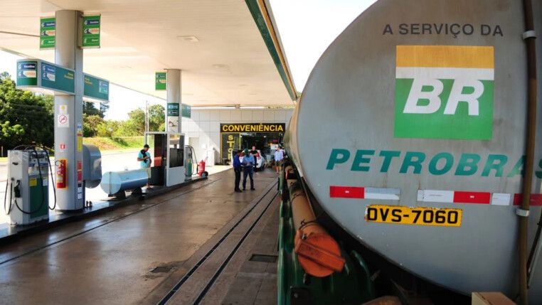 Caminhão da Petrobras parado num posto de gasolina